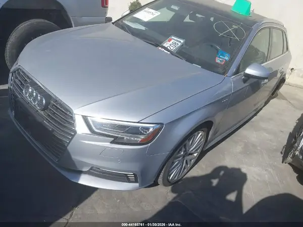 WAUTPBFF5JA075981 2018 AUDI A3 - Image 2