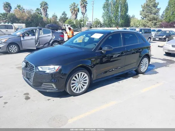 WAUUPBFFXJA084633 2018 AUDI A3 - Image 2