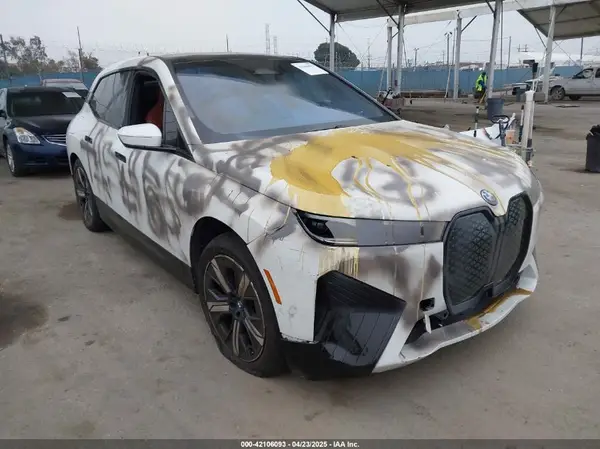 WB523CF01NCK27983 2022 BMW IX - Image 1