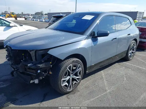 WB523CF01RCP73883 2024 BMW IX - Image 2