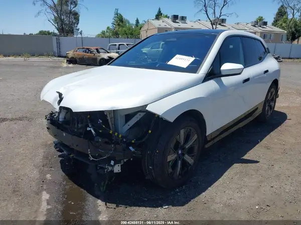WB523CF04PCM04691 2023 BMW IX - Image 2