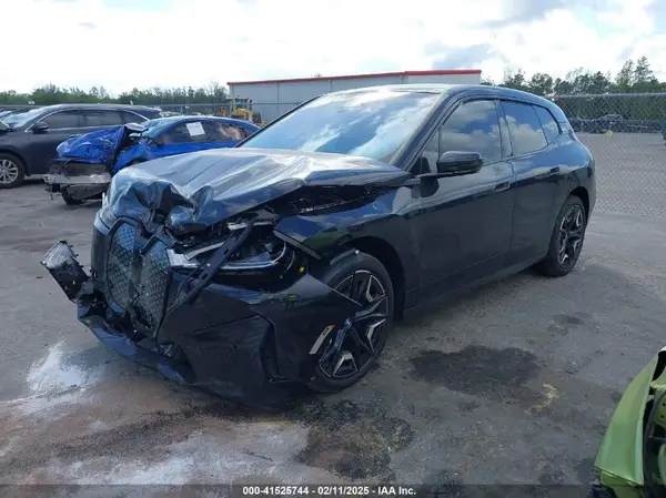 WB523CF04SCT06575 2025 BMW IX - Image 2