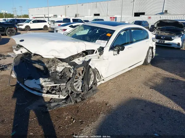 WBA7E2C53HG740001 2017 BMW 7ER - Image 2