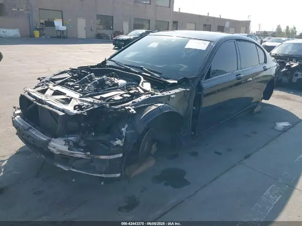 WBA7F0C3XHGM21548 2017 BMW 7ER - Image 2