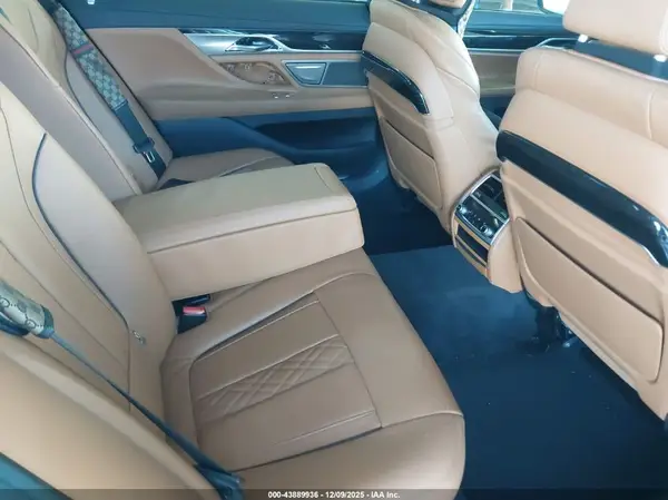 WBA7F0C3XHGM22215 2017 BMW 7ER - Image 8