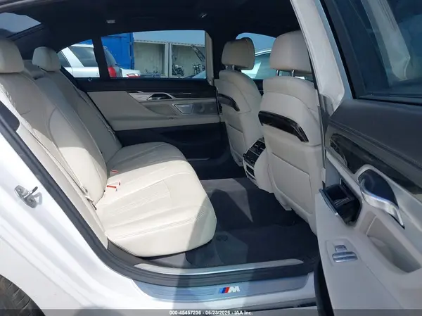 WBA7F0C50HGM21320 2017 BMW 7ER - Image 8