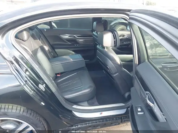 WBA7F0C52HGM21285 2017 BMW 7ER - Image 8