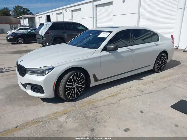 WBA7F0C52JGM23270 2018 BMW 7ER - Image 2