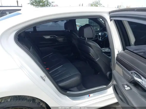 WBA7F0C5XKGM26015 2019 BMW 7ER - Image 8