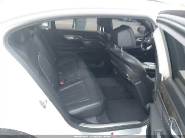 WBA7F2C5XHG421305 2017 BMW 7ER - Image 8