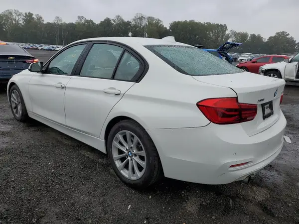 WBA8A3C33HK692369 2017 BMW 3ER - Image 2