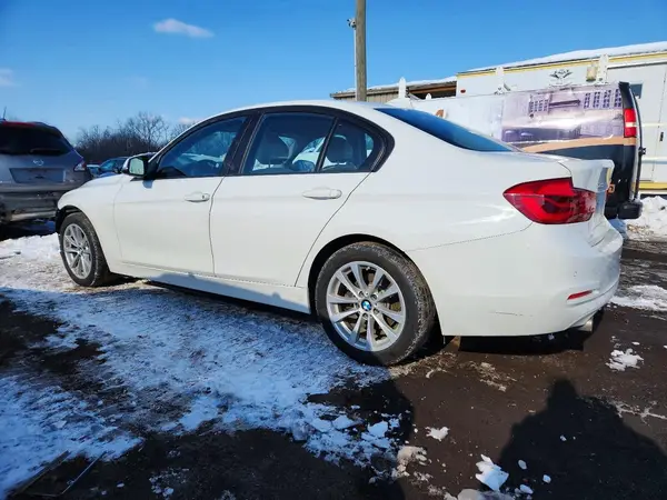 WBA8A3C33HK692503 2017 BMW 3ER - Image 2