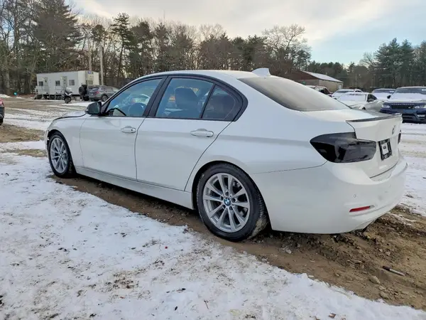 WBA8A3C33HK693067 2017 BMW 3ER - Image 2