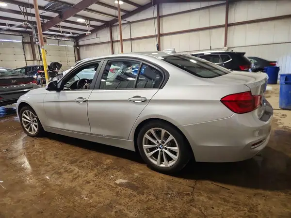 WBA8A3C58JA505334 2018 BMW 3ER - Image 2