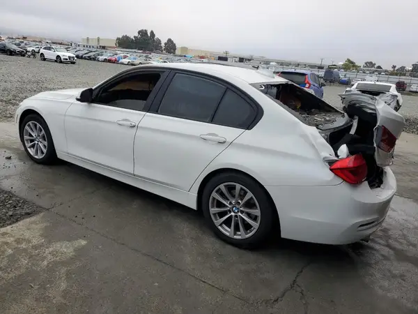 WBA8A9C38HK864480 2017 BMW 3ER - Image 2
