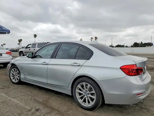 WBA8A9C50JAD27697 2018 BMW 3ER - Image 2