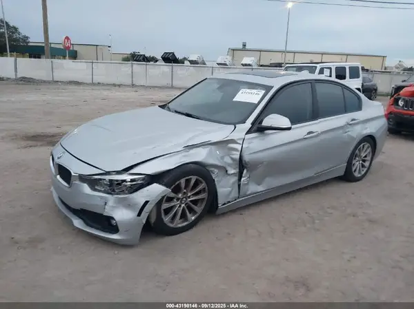 WBA8A9C51JAH12024 2018 BMW 3ER - Image 2