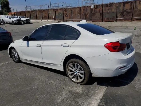 WBA8A9C51JK623383 2018 BMW 3ER - Image 2