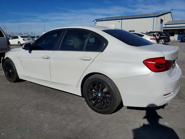 WBA8A9C52JAD26972 2018 BMW 3ER - Image 2