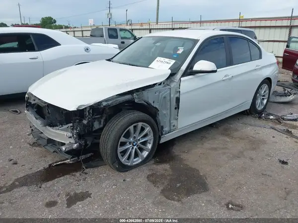 WBA8A9C52JAH14185 2018 BMW 3ER - Image 2