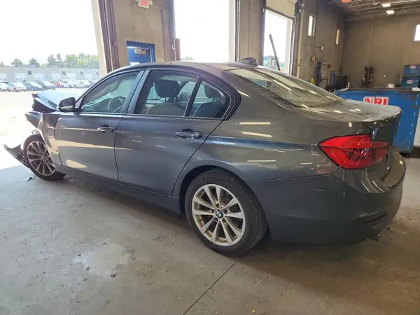 WBA8A9C53JAD28049 2018 BMW 3ER - Image 2