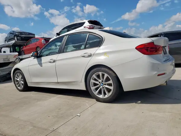 WBA8A9C55JAH13662 2018 BMW 3ER - Image 2