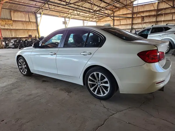 WBA8A9C57JAH13629 2018 BMW 3ER - Image 2