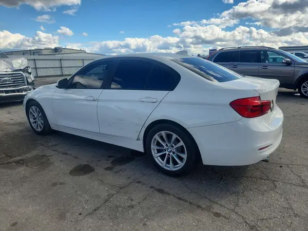 WBA8A9C58JAD27883 2018 BMW 3ER - Image 2