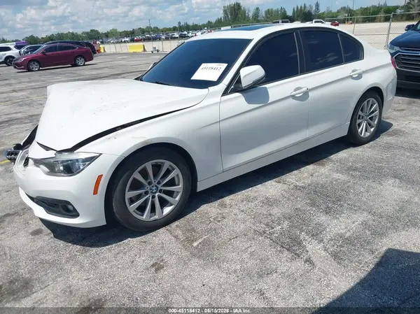 WBA8A9C58JAD27902 2018 BMW 3ER - Image 2