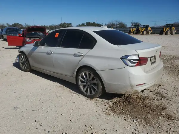 WBA8A9C59JAH14099 2018 BMW 3ER - Image 2