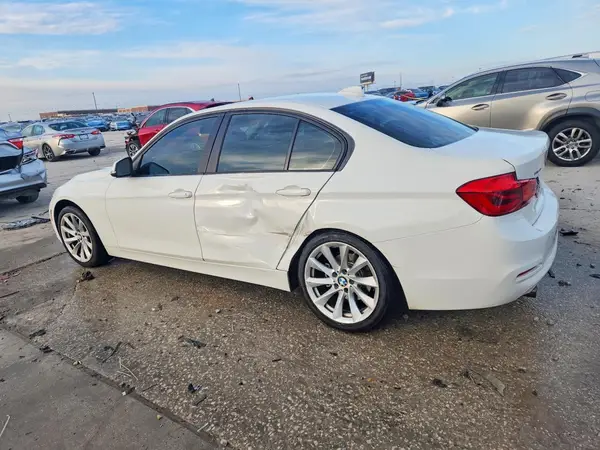WBA8A9C59JAH14202 2018 BMW 3ER - Image 2