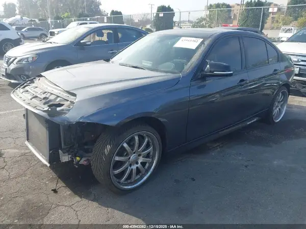 WBA8B3G59JNV01518 2018 BMW 3ER - Image 2