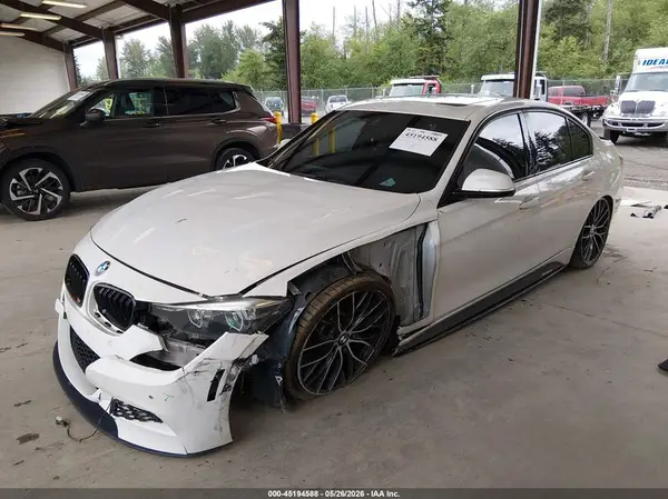 WBA8B7C51JA573138 2018 BMW 3ER - Image 2