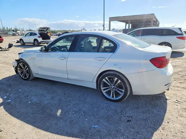 WBA8B7C55JA586040 2018 BMW 3ER - Image 2