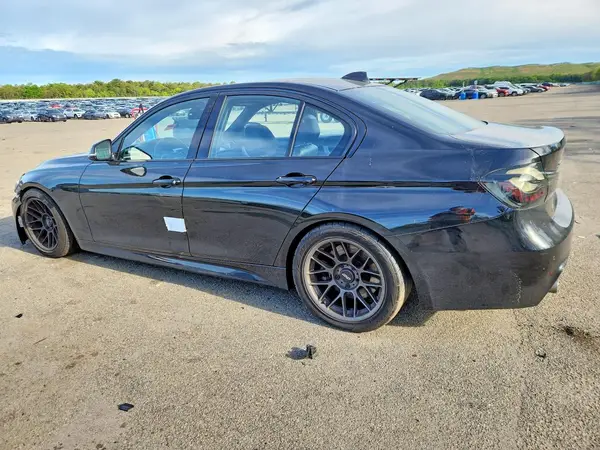 WBA8B7G54JNV11011 2018 BMW 3ER - Image 2