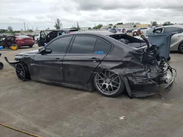 WBA8B7G55JNU95076 2018 BMW 3ER - Image 2