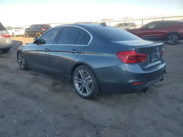 WBA8B7G56JNT71267 2018 BMW 3ER - Image 2