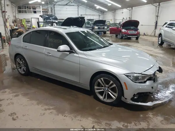 WBA8B7G57HNU36993 2017 BMW 3ER - Image 1