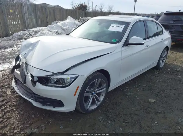 WBA8B9C53JEE82573 2018 BMW 3ER - Image 2