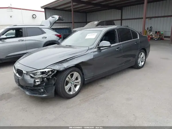 WBA8B9C5XJEE81727 2018 BMW 3ER - Image 2