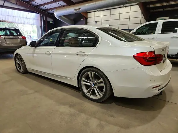 WBA8B9G37HNU56381 2017 BMW 3ER - Image 2