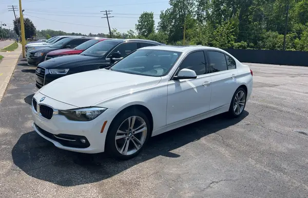 WBA8B9G3XHNU56519 2017 BMW 3ER - Image 2