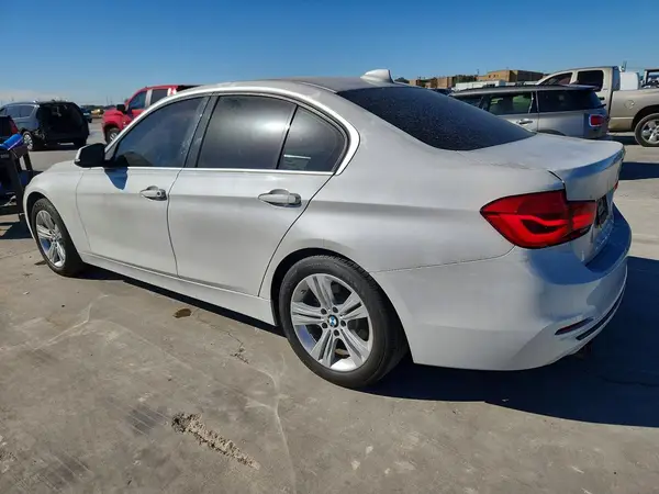 WBA8B9G53JNV00500 2018 BMW 3ER - Image 2