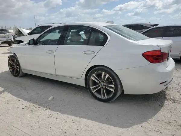 WBA8B9G54JNV00165 2018 BMW 3ER - Image 2