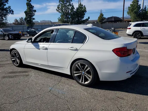 WBA8B9G55JNU98975 2018 BMW 3ER - Image 2