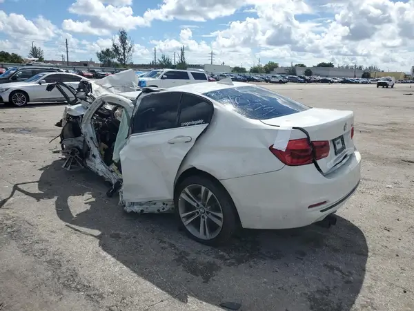 WBA8B9G56JNU58159 2018 BMW 3ER - Image 2