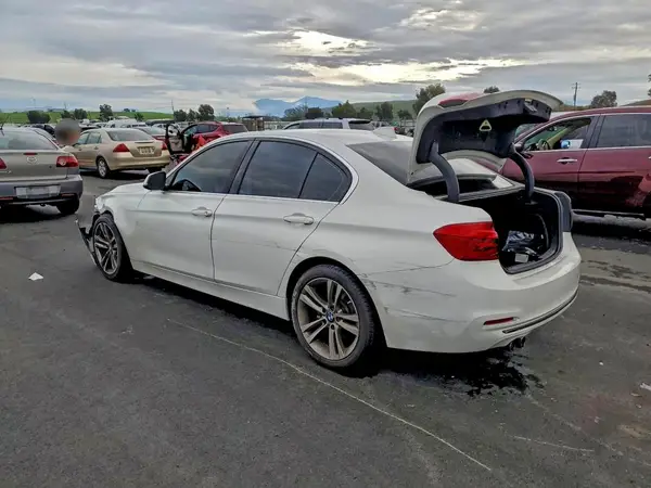WBA8B9G56JNU96281 2018 BMW 3ER - Image 2