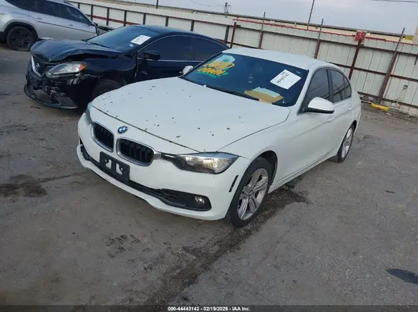 WBA8B9G56JNV00006 2018 BMW 3ER - Image 2