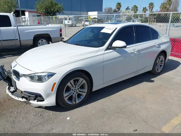 WBA8B9G57JNU58056 2018 BMW 3ER - Image 2