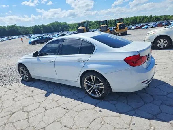 WBA8B9G57JNU97715 2018 BMW 3ER - Image 2